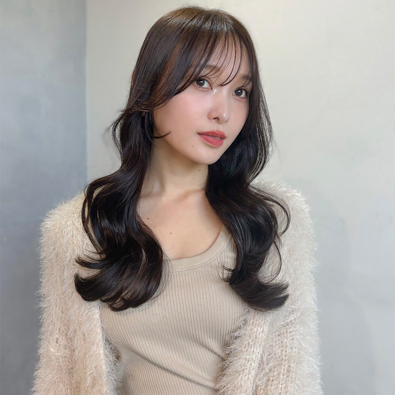 大きいカールの韓国風パーマ。ゆるい大きなカールで小顔効果も◎